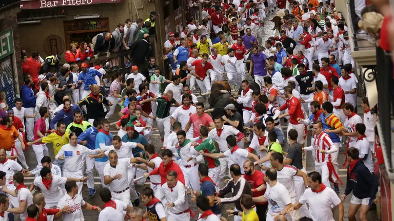 Las carreras de los corredores con los toros de Núñez del Cuvillo. MIGUEL FERNÁNDEZ (2)