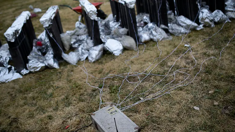 La Guardia Civil revisa cada mañana la preparación de los fuegos artificiales. PABLO LASAOSA 10