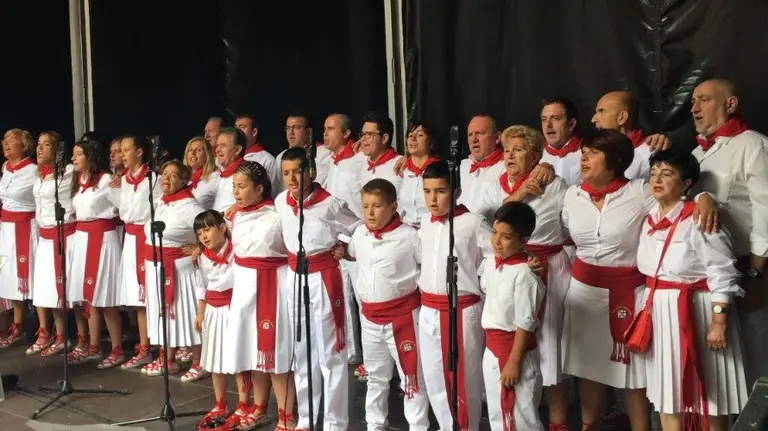 Los niños de la Escuela de Jotas Irabia animan Paseo Sarasate en San Fermín. NR