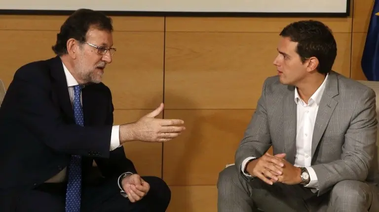 Rivera se niega a dar la mano a Rajoy ante la petición de la prensa