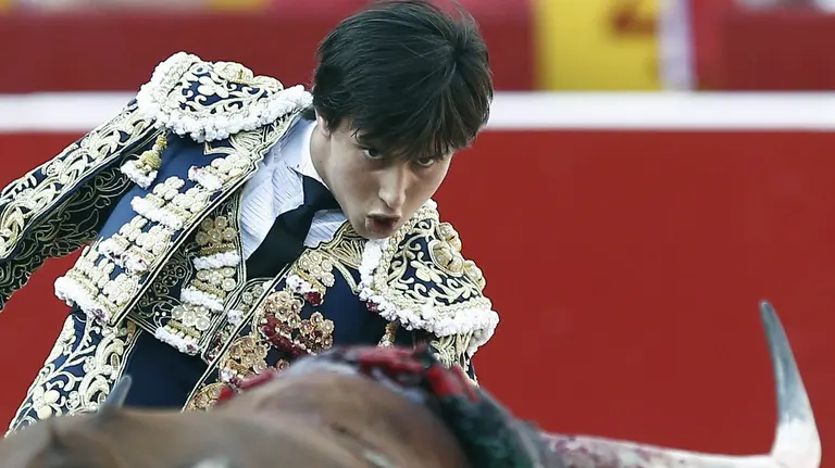 El diestro peruano Roca Rey durante la faena a su primero de la tarde, al que cortó dos orejas, en el noveno festejo de abono celebrado en la Plaza de Toros de Pamplona. EFE/Jesús Diges