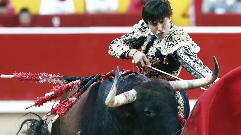 El diestro peruano Roca Rey durante la faena a su primero de la tarde, al que cortó dos orejas.EFE/Jesús Diges