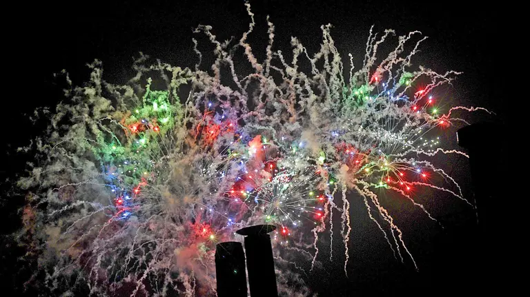 Miles de personas se acercan cada noche de San Fermín al parque de la Vuelta del Castillo de Pamplona para disfrutar de la colección de fuegos artificiales. EFE/Villar López
