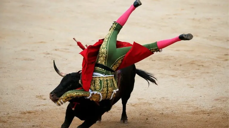 El matador Miguel Ángel Perera sufre una tremenda cogida de su primero de la tarde. REUTERS. SUSANA VERA