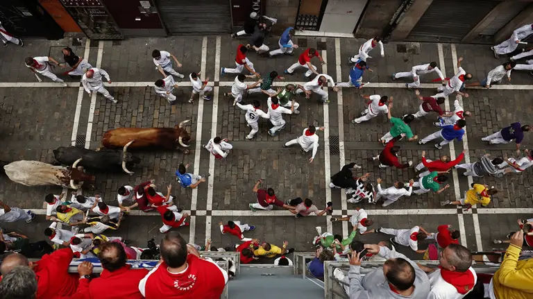 Los toros de la ganadería sevillana de Miura en Estafeta durante el octavo y último encierro de los Sanfermines 2016. EFE. Javier Lizón (11)