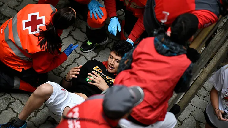 Último encierro de las fiestas de San Fermín protagonizado por Miura en la bajada al callejón. PABLO LASAOSA 02