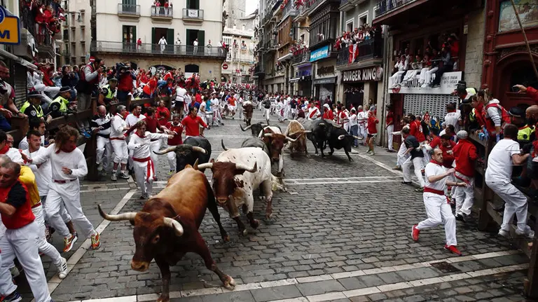 Los toros de la ganadería de Miura, a su paso por la calle Mercaderes, han cerrado hoy los encierros de San Fermín de 2016. EFE. Jesús Diges (1)