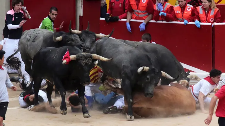 Entrada de la Plaza de Toros de los toros de Miura durante el último encierro de San Fermín 2016 donde varios mozos cayeron pasando los toros por encima y creando situaciones de peligro. EFE. Josu Santesteban (3)