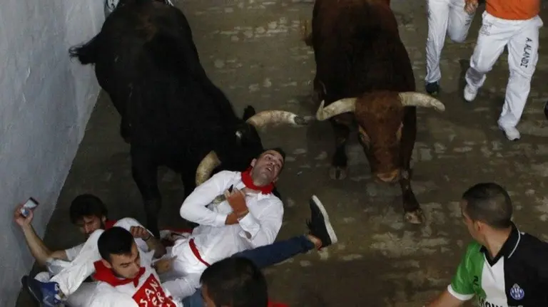 El mozo enganchado en el callejón por uno de los toros de Pedraza de Yeltes. EFEPeio Hernández