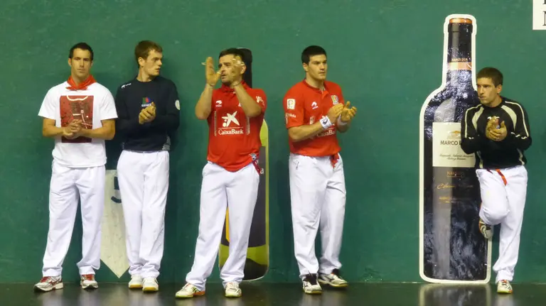 Berasaluze corresponde a los aplausos de los aficionados y de sus compañeros