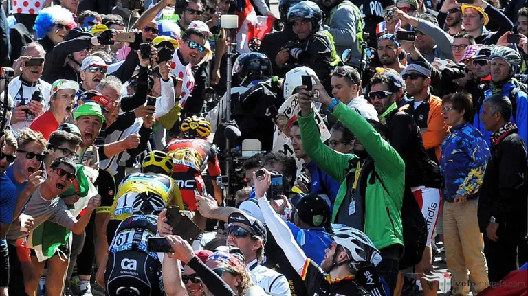 El frenazo de una moto provocó la caída de Froome. Twitter.