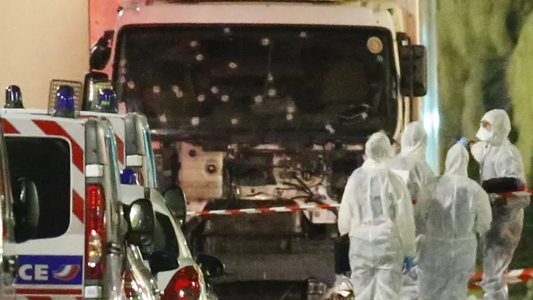 Agentes de la gendarmería francesa junto al camión, donde se observan los disparos para abatir al conductor.