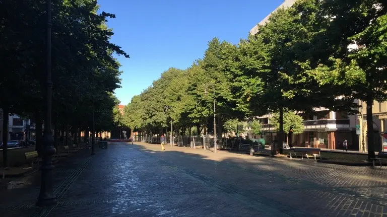 Pamplona amanece desierta el 15 de julio en Paseo de Sarasate. A.G.