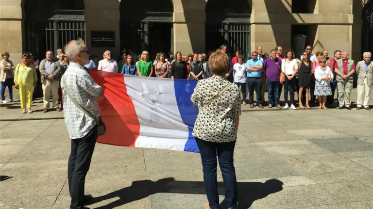 Emotivo minuto de silencio del Gobierno de Navarra por las víctimas de Niza. NR
