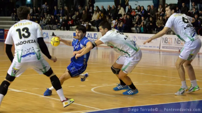 Balenziaga en acción frente al Helvetia en Pontevedra (30-32).
