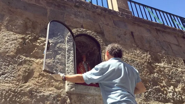 La imagen de San Femín regresa a la hornacina tras las fiestas