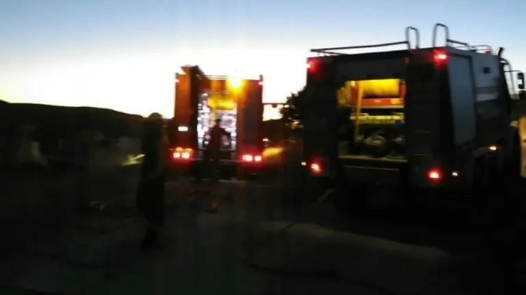 Los bomberos han acudido a esta zona de huertas de Mañeru a sofocar el fuego.