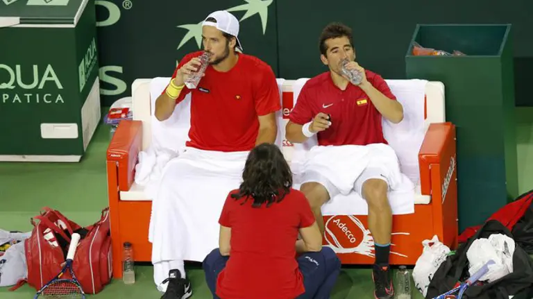 Feliciano y Marc junto a la capitana del equipo español. Efe.