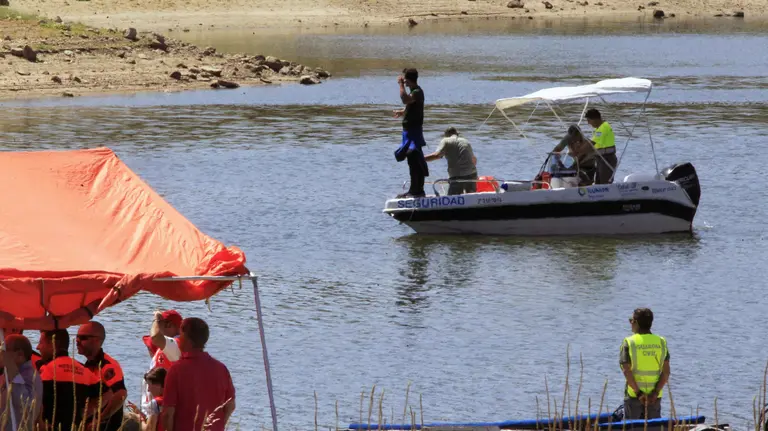Un grupo especial de buzos de la Guardia Civil trabajan para llegar hasta el helicóptero que se ha estrellado hoy contra el pantano de Valmayor (Madrid) tras chocar con unos cables de alta tensión y rescatar los cuerpos de las dos personas que viajaban en el aparato y que han fallecido en el accidente. EFE/Víctor Lerena
