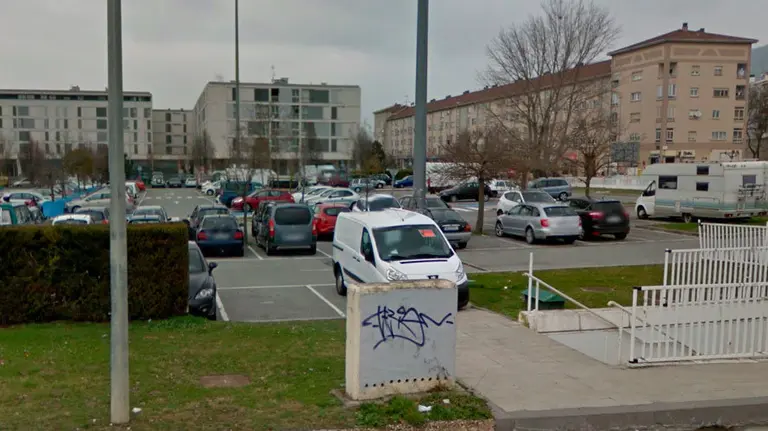 Parking donde tuvo lugar el robo del vehículo.