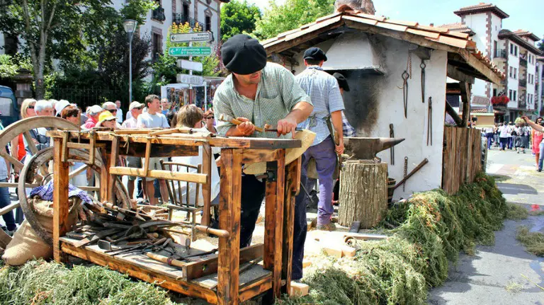 Una de las carrozas del Baztandarren Biltzarra en Elizondo. Foto Turismo navarra.