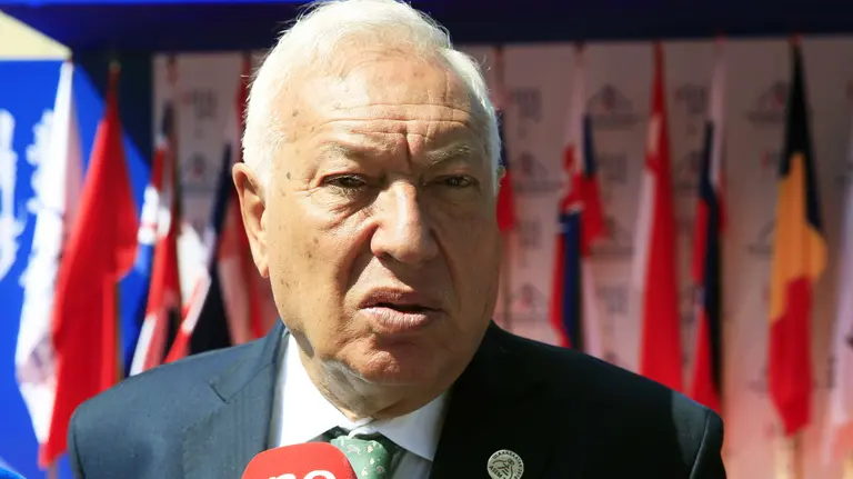 El ministro de Asuntos Exteriores en funciones, José Manuel García-Margallo, durante las declaraciones que ha realizado hoy en Ulán Bator en las que ha explicado que su intervención inicial ante el plenario de la Asia-Euroma (ASEM) estuvo dedicada a expresar la solidaridad de España con Francia por los &#34;trágicos acontecimientos&#34; de Niza, donde el conductor de un camión embistió anoche a una multitud durante la celebración nocturna del día nacional del 14 de julio. García-Margallo mantuvo hoy un encuentro con su homólogo francés, Jean Marc Ayrault, al que transmitió el pésame de España por el atentado en la ciudad francesa de Niza, en el que por el momento no hay constancia de víctimas españolas. EFE/Zipi