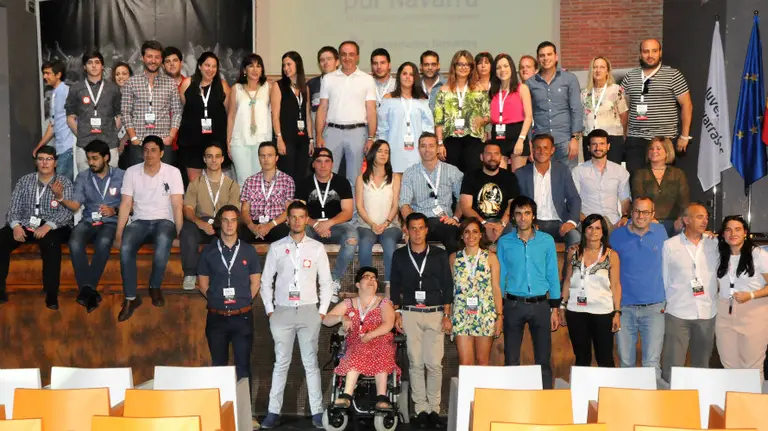 Miembros de Juventudes Navarras, junto a su nueva dirección, en la foto de familia efectuada tras el acto.