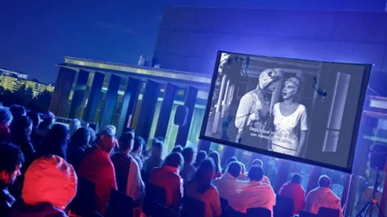 Entrega de Rooftop Cinema en Baluarte dedicada a Hitchcock. BALUARTE