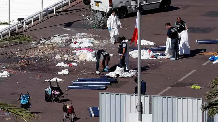 Equipo policial en el Paseo de los Ingleses de la ciudad costera de Niza tras el ataque terrorista. EFE