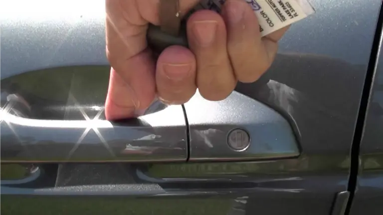 Una persona intenta acceder a un coche.