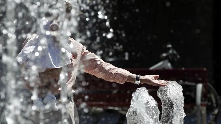 Una persona disfruta de las altas temperaturas en Pamplona. EFEVillar López