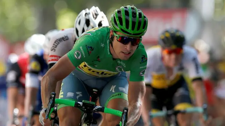 Peter Sagan  se adelanta al resto del grupo en el esprint. Efe.