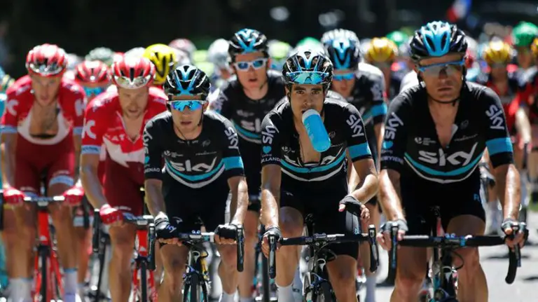 Mikel Landa tirando del pelotón con el equipo Sky. Efe.
