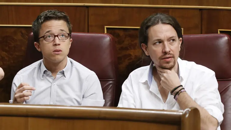 GRA073. MADRID, 19/07/2016.- El secretario general de Podemos, Pablo Iglesias (d), y el portavoz del Grupo Podemos-En Comú-En Marea, Íñigo Errejón, durante la sesión constitutiva de las Cortes Generales de la XII Legislatura. EFE/Ballesteros