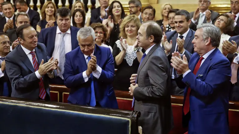GRA137. MADRID, 19/07/2016.- Los senadores populares Pedro Sanz (i), Javier Arenas (2i), y José Manuel Barreiro (d), aplauden al senador del PP Pío García-Escudero que ha sido reelegido hoy, por mayoría absoluta, presidente de la Cámara Alta en la sesión constitutiva de la duodécima legislatura. EFE/Emilio Naranjo