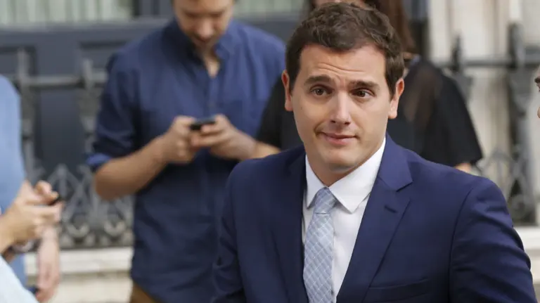 GRA034. MADRID, 19/07/2016.- El líder de Ciudadanos Albert Rivera a su llegada hoy al Congreso, donde tiene lugar la sesión constitutiva de las Cortes Generales de la XII Legislatura. EFE/Sergio Barrenechea