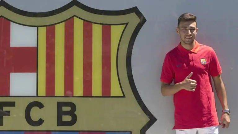 Munir posa junto al escudo del club azulgrana. Efe.