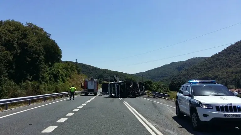 El camión volcado en Olagüe que ha provocado el corte de la carretera.