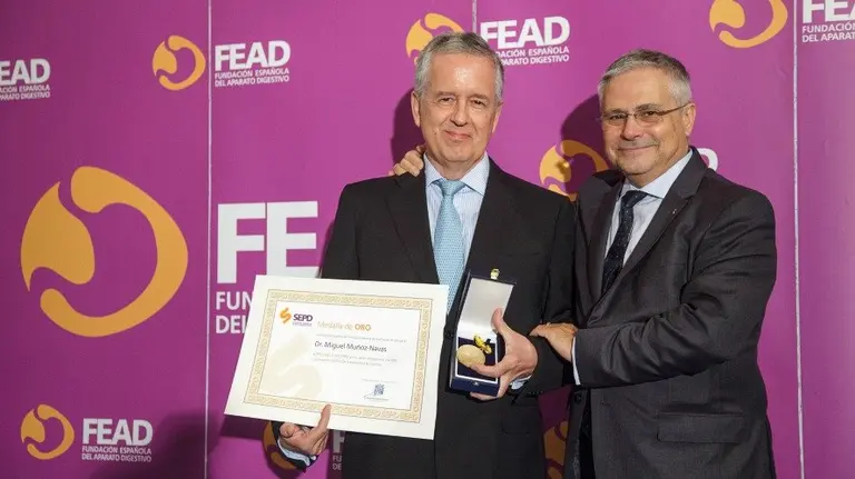 El Dr. Miguel Muñoz-Navas, director de Digestivo de la CUN recibe la medalla de oro de la SEDP de manos del Dr. Fernando Carballo Álvarez, presidente de la SEPD.