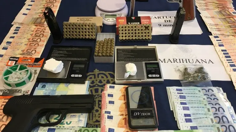 Dinero y droga incautada por la Policía Nacional. 