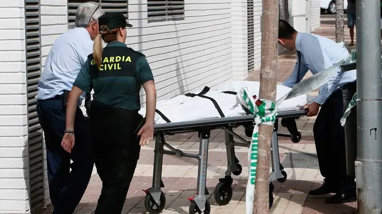 Traslado del cuerpo de la mujer asesinada en su domicilio en Castellón. EFE