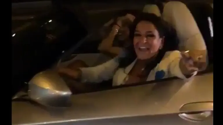 A&iacute;da N&iacute;zar mientras conduc&iacute;a su BMW z4 por la Castellana de Madrid. 