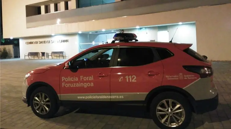 Patrulla de Tafalla en el Centro de Salud de San Adrián, adonde fue trasladada la mujer de Azagra agredida.