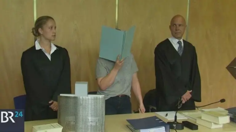 La condenada a prisión por matar a ocho bebés, se tapa la cara. EFE