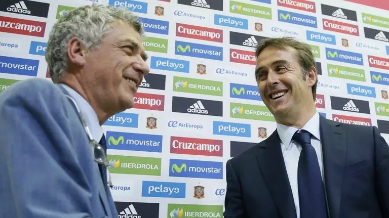 El entrenador guipuzcoano Julen Lopetegui (dcha.) junto al presidente de la Federación española de fútbol, Ángel María Villar (izda.). EFE. JUANJO MARTÍN