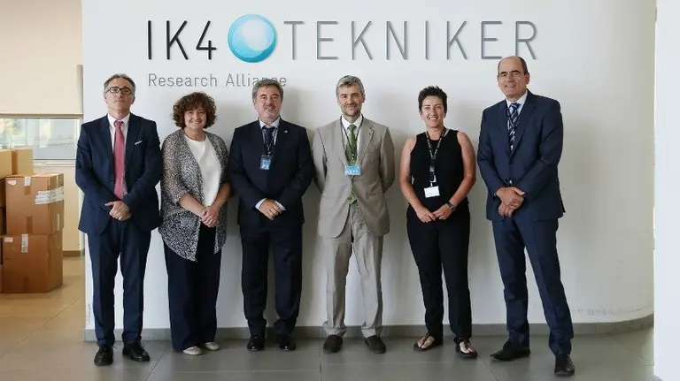 Alfonso Carlosena y Rafael Rodríguez (UPNA), en el centro de la imagen, y Alejandro Bengoa (IK4-TEKNIKER), a la derecha. UPNA