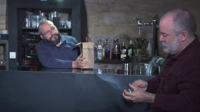 &#39;Ciencia en el bar&#39; con Javier Armentia (izq.) y Joaquín Sevilla. UPNA