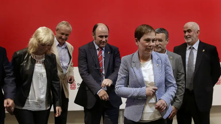 Barkos y miembros de su Ejecutivo, durante un acto por su primer año en el Gobierno.