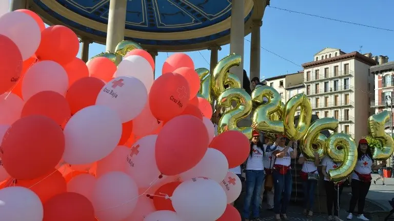 La Plaza del Castillo volcada con el sorteo Oro Cruz Roja.