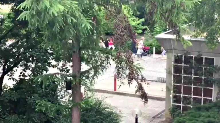 Varias personas escapan del centro comercial de Múnich donde se ha producido el tiroteo.